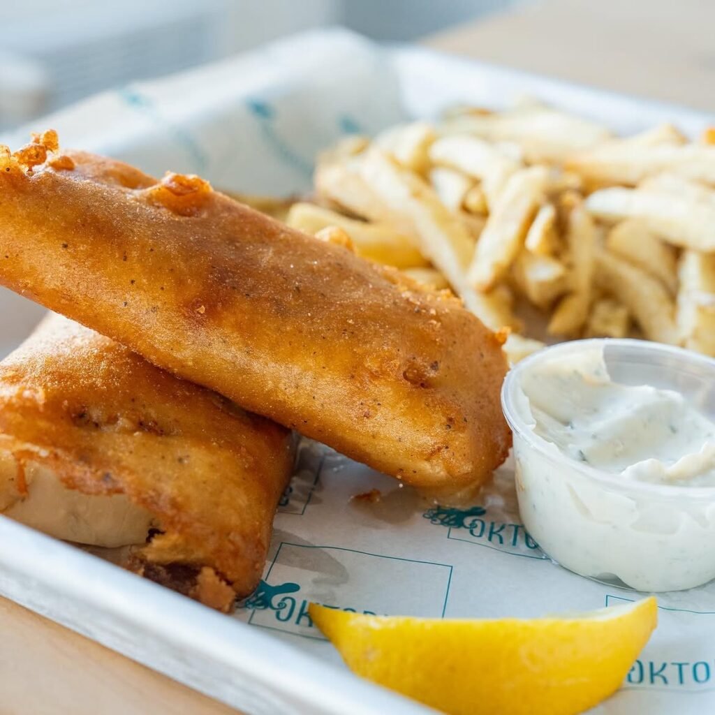 Bon samedi!Notre délicieux Fish & ChipsAiglefin enrobé d’une pâte à la bière des @brasseuxdlacot