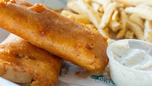 Bon samedi!Notre délicieux Fish & ChipsAiglefin enrobé d’une pâte à la bière des @brasseuxdlacot