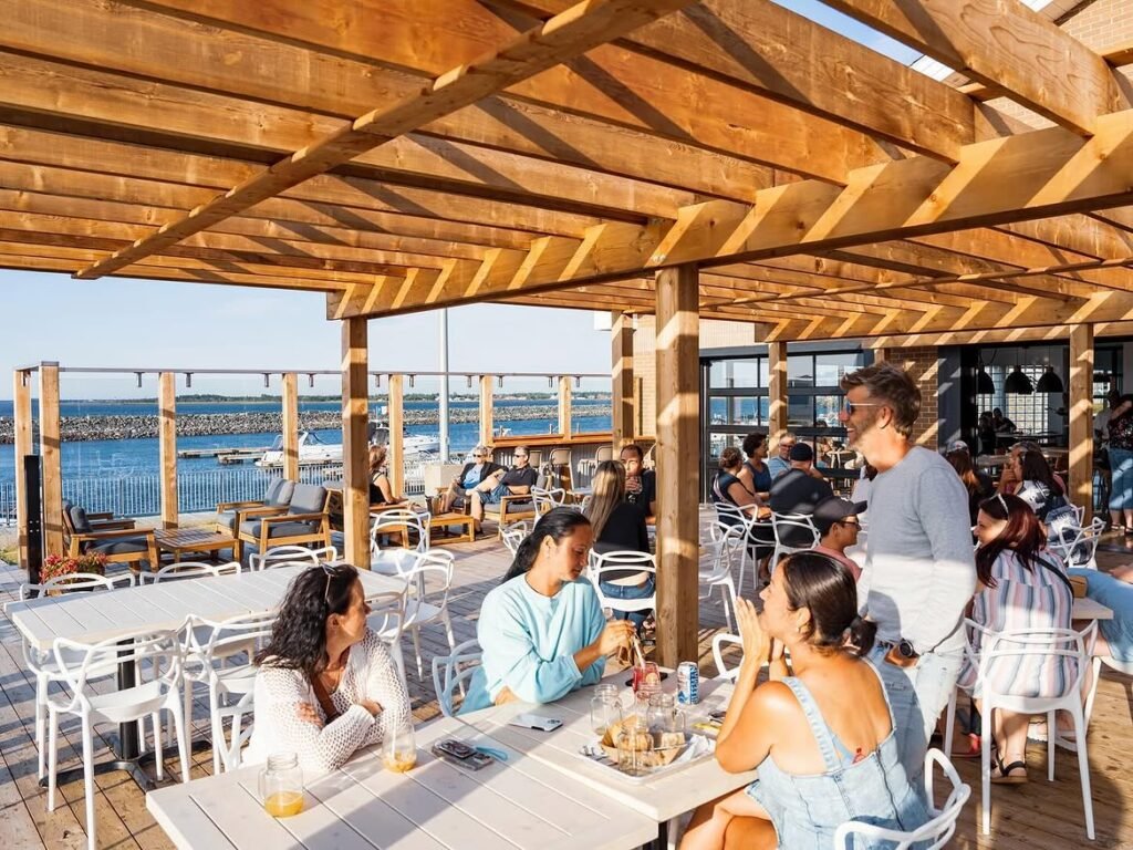 Déjà le weekend!Venez profiter de notre terrasse aujourd’hui avant le mauvais temps. Nous sommes (1)
