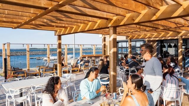 Déjà le weekend!Venez profiter de notre terrasse aujourd’hui avant le mauvais temps. Nous sommes (1)