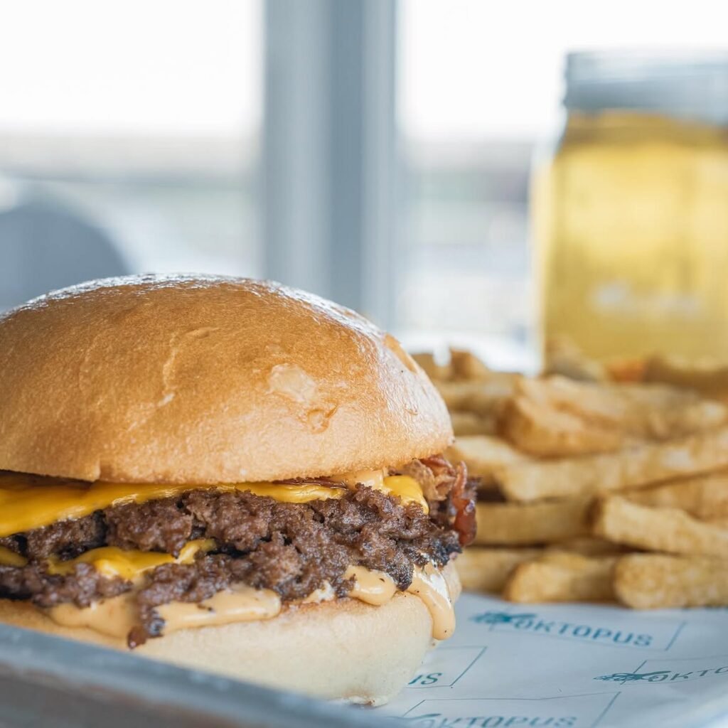 Notre Smash Burger 🍔 accompagné de nos frites maison.Notre numéro 1 vendeur depuis le tout débu