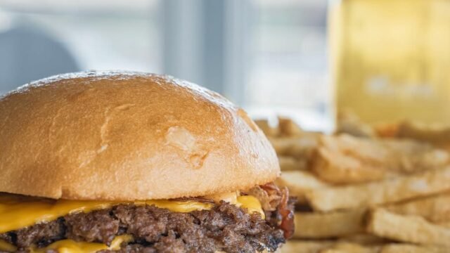 Notre Smash Burger 🍔 accompagné de nos frites maison.Notre numéro 1 vendeur depuis le tout débu